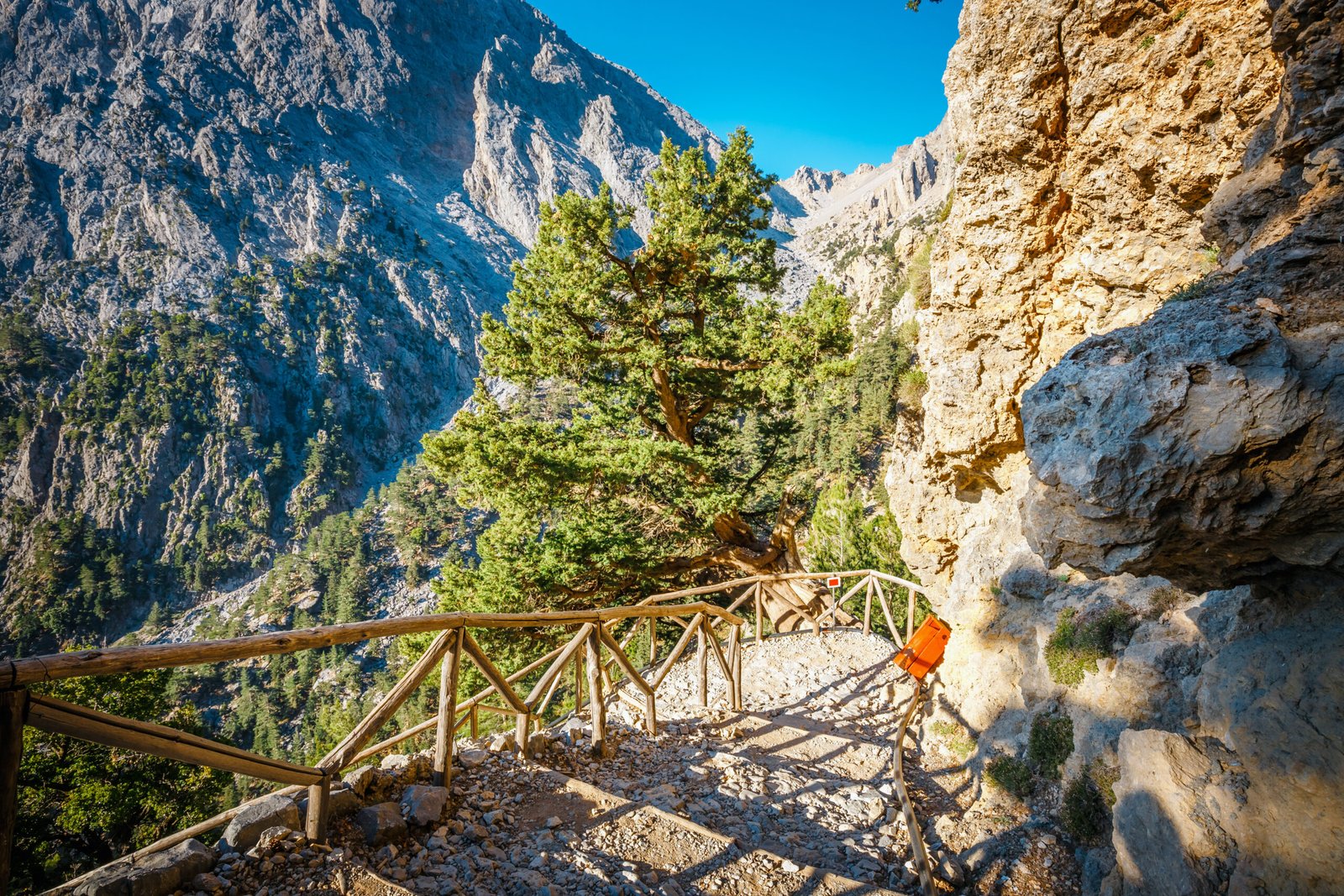 You are currently viewing Hiking Samaria Gorge for Beginners: A Complete Guide